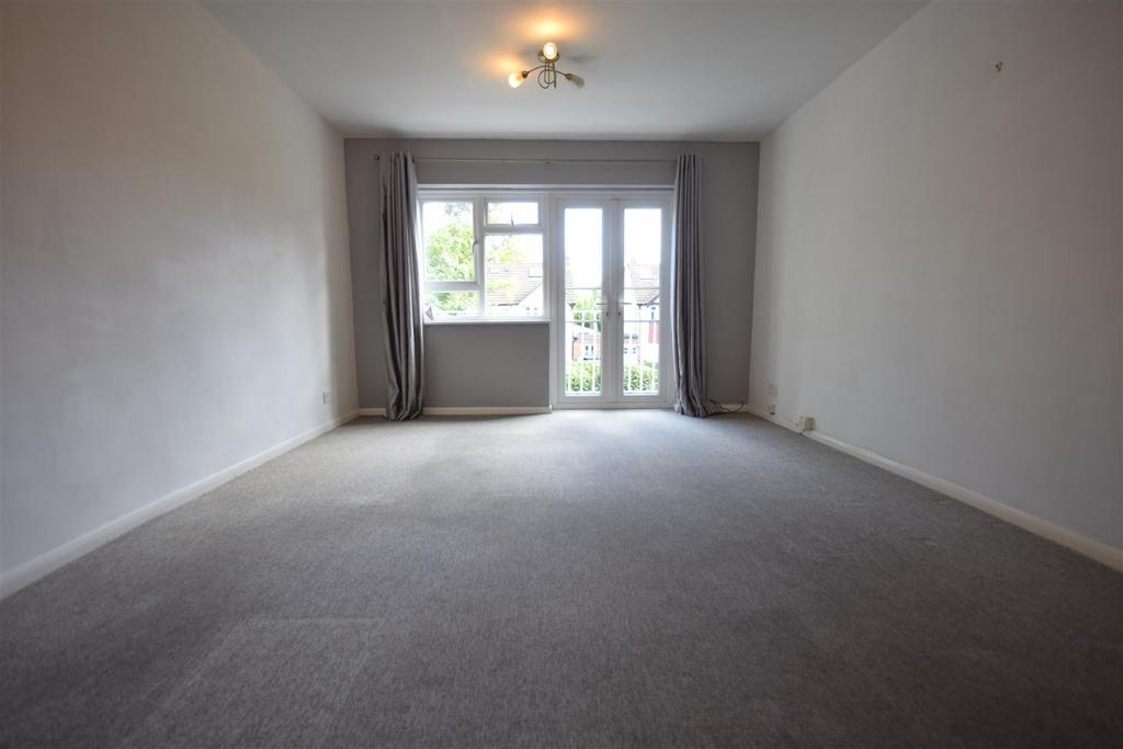 Wellesley Road, Twickenham 2 bed apartment £1,650 pcm (£381 pw)