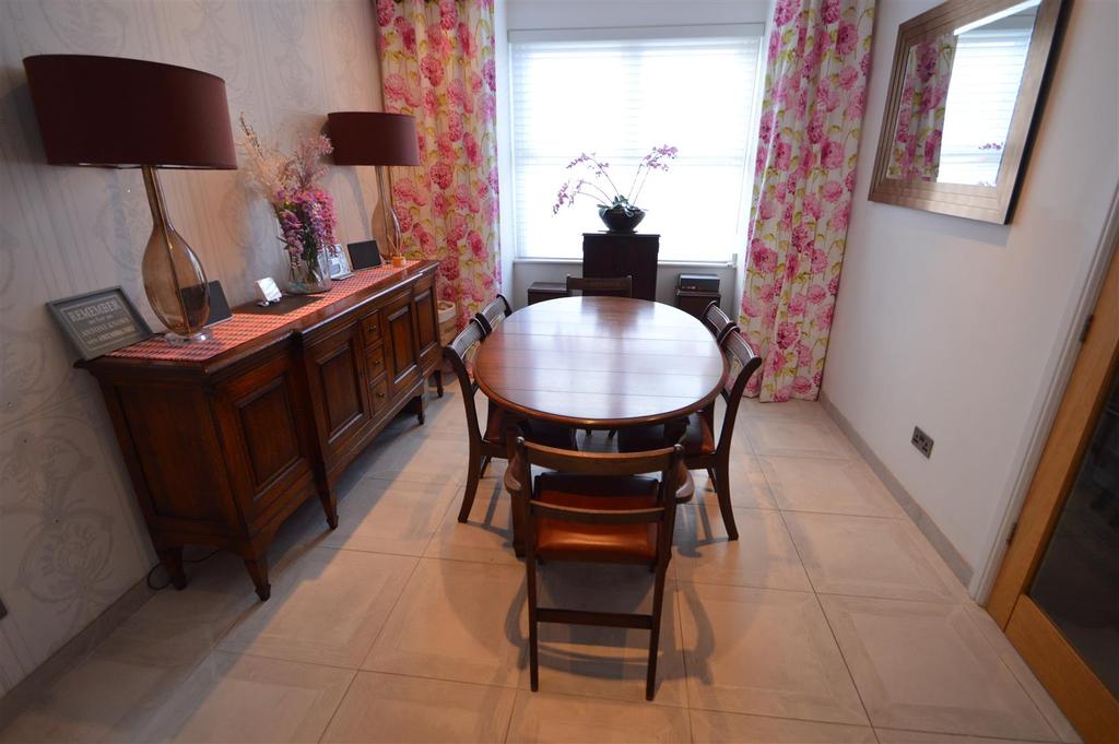 Appleton Road, Hale, Altrincham 3 bed house £2,000 pcm (£462 pw)