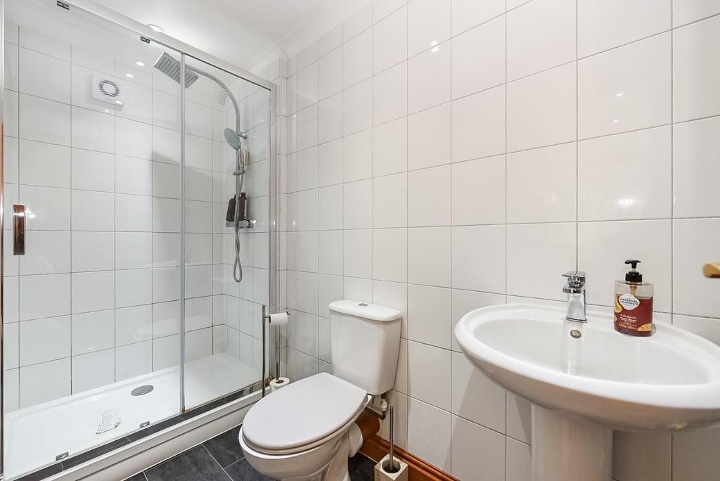 Lower Ground En-Suite