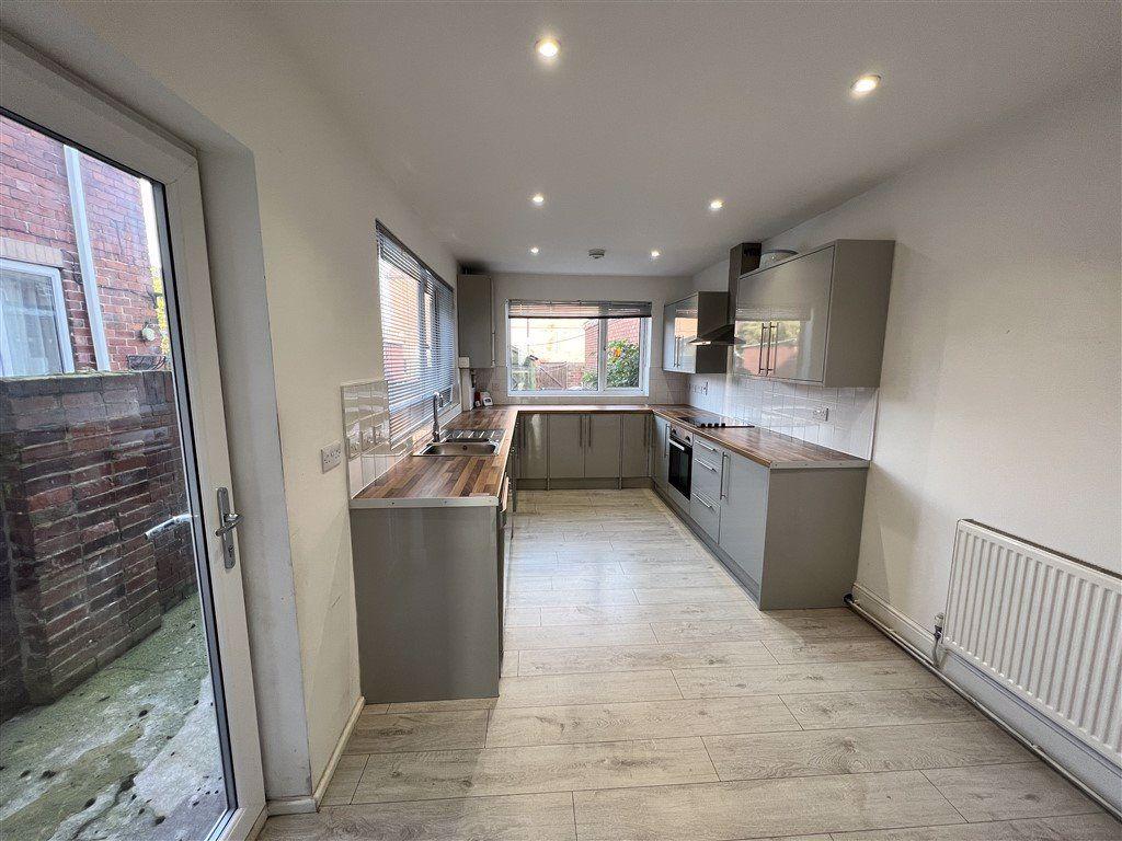 Moss Road, Askern, DN6 3 bed terraced house £650 pcm (£150 pw)