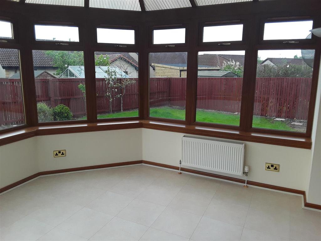 11 Queen Margaret Park, Dunfermline 3 bed detached bungalow £1,150 pcm (£265 pw)