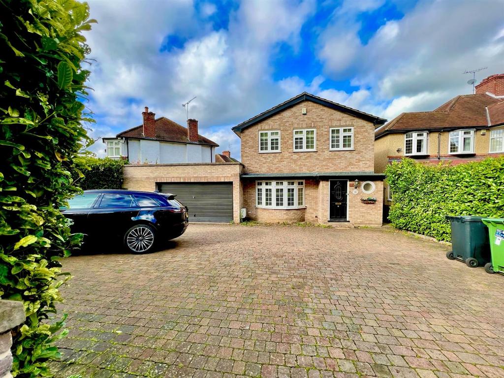 London Road,Stoneleigh, Epsom 4 bed detached house £2,800 pcm (£646 pw)