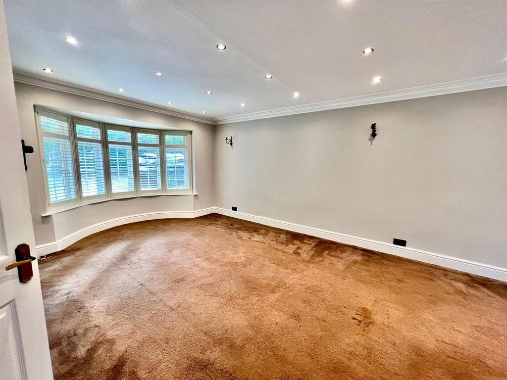 London Road,Stoneleigh, Epsom 4 bed detached house £2,800 pcm (£646 pw)
