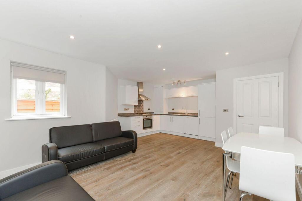 Castlebar Road, Ealing, W5 2 bed flat £2,200 pcm (£508 pw)