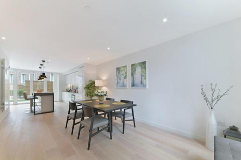 17 Admiralty Avenue, London, E16 2PL