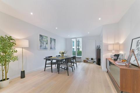 17 Admiralty Avenue, London, E16 2PL