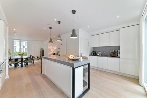 17 Admiralty Avenue, London, E16 2PL
