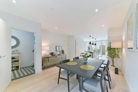 17 Admiralty Avenue, London, E16 2PL