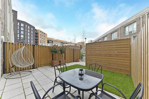 17 Admiralty Avenue, London, E16 2PL