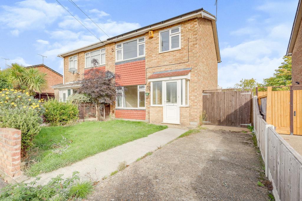 St. Lawrence Gardens, Leighonsea, SS9 3 bed semidetached house £