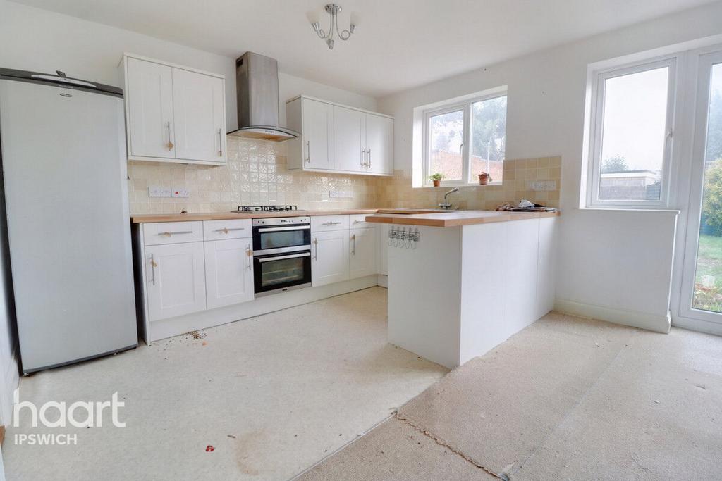 Roy Avenue, Ipswich 3 bed semidetached house £325,000