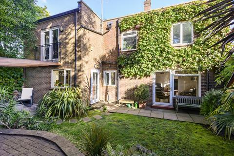 19 Douai Grove, Hampton, TW12 2SR