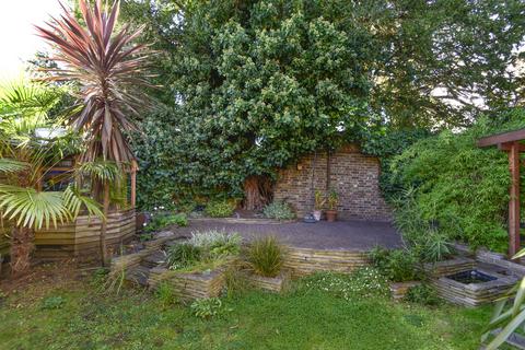 19 Douai Grove, Hampton, TW12 2SR