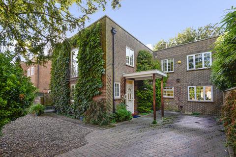 19 Douai Grove, Hampton, TW12 2SR