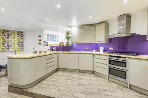 2 Aliwal Mews, London, SW11 1RA