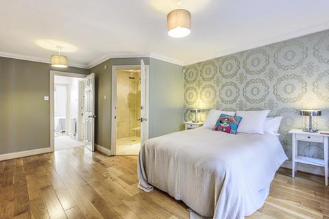 2 Aliwal Mews, London, SW11 1RA