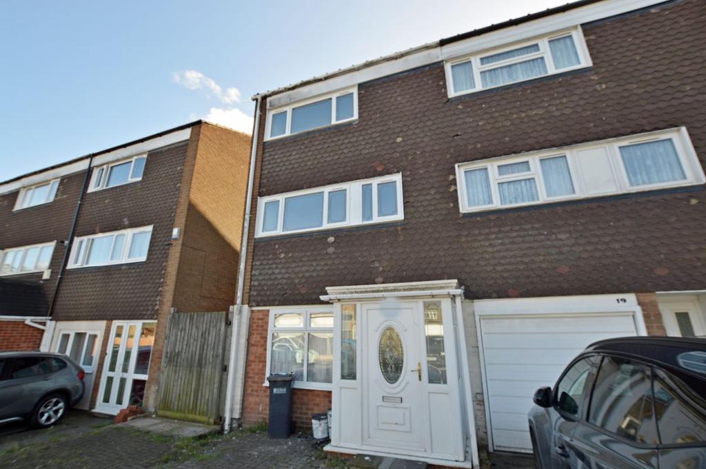 Avon Drive, Castle Bromwich, Birmingham 4 bed terraced house £950 pcm