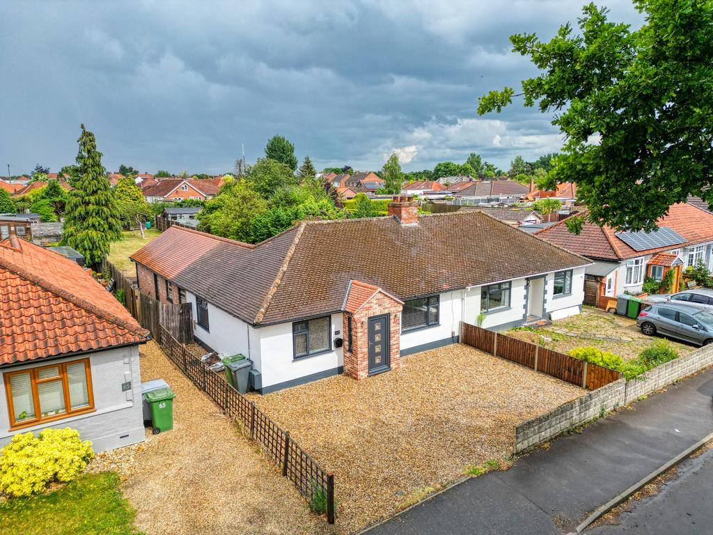 Links Avenue, Hellesdon, Norwich. 3 bed bungalow £1,600 pcm (£369 pw)