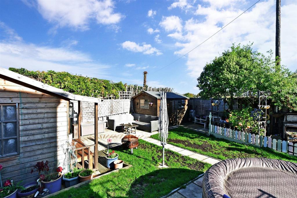 Elm Avenue, Chattenden, Rochester, Kent 5 bed detached house £550,000