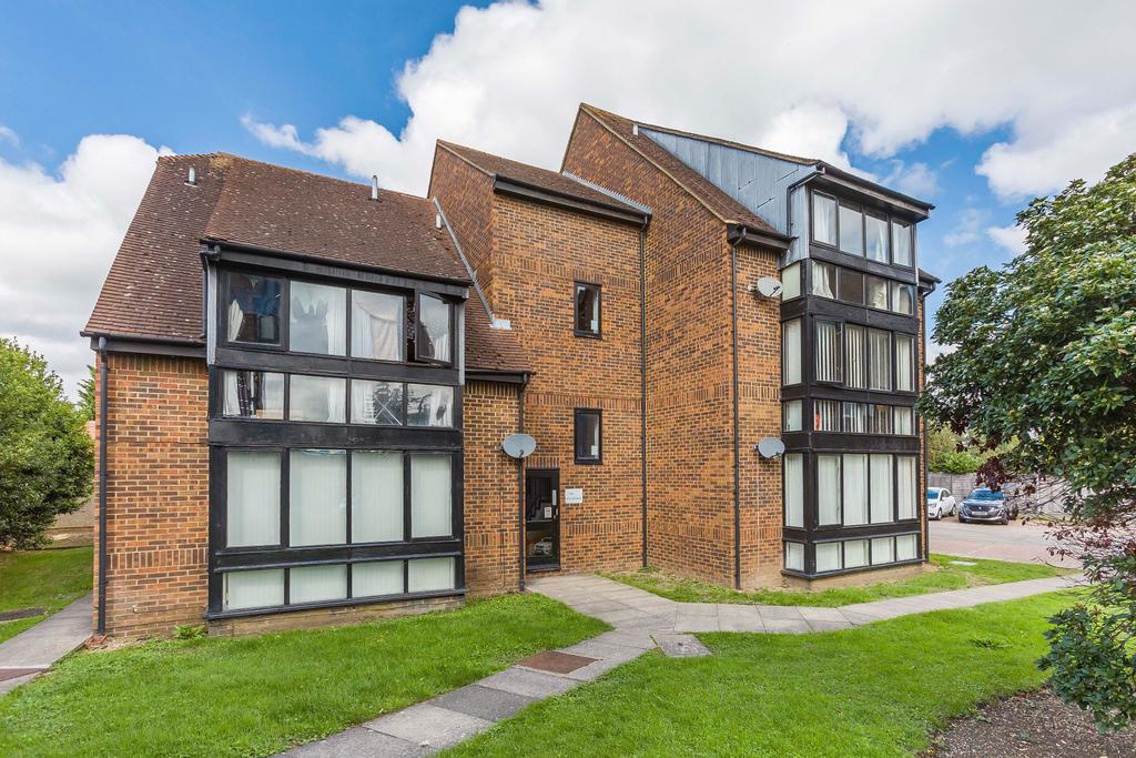 Wyllyotts Close, Potters Bar, EN6 2 bed apartment £1,450 pcm (£335 pw)