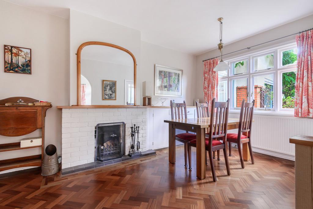 King Edwards Grove, Teddington, TW11 3 bed detached house £3,995 pcm