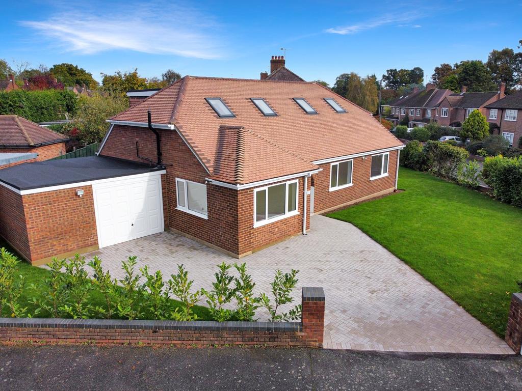 Leigh Close, Addlestone, Surrey, KT15 5 bed bungalow £1,000,000