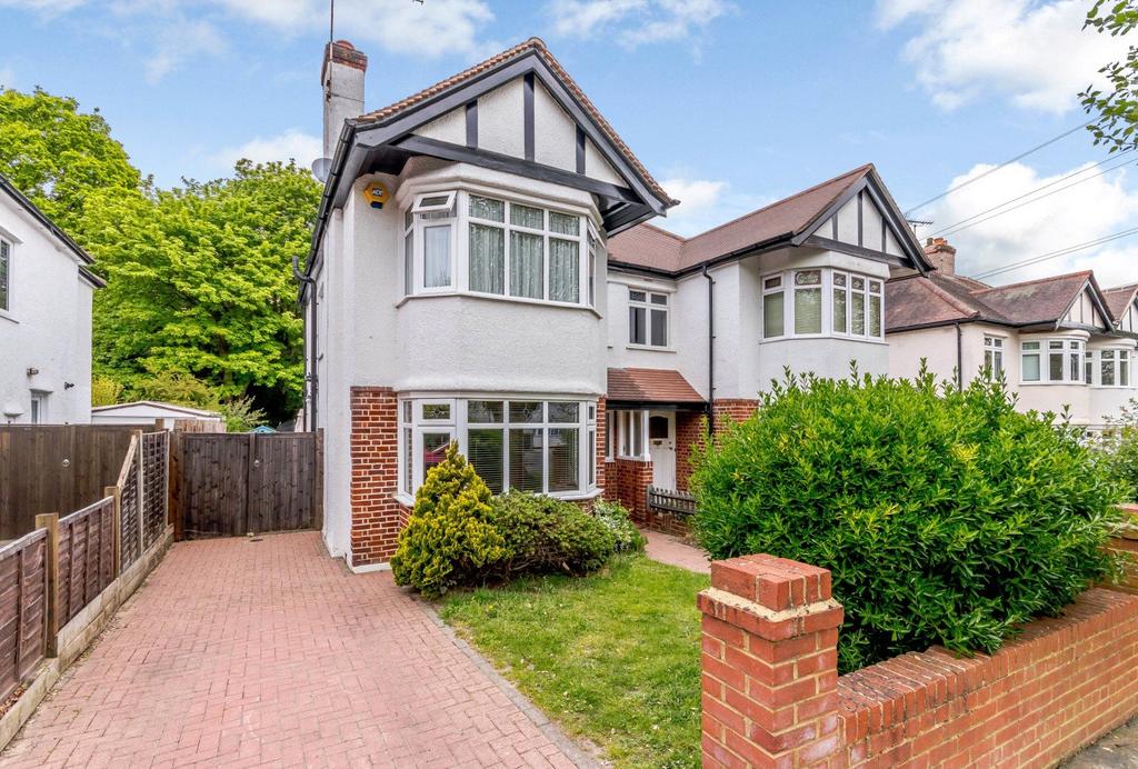 Woodlands Avenue, West Byfleet, KT14 3 bed semidetached house £2,295