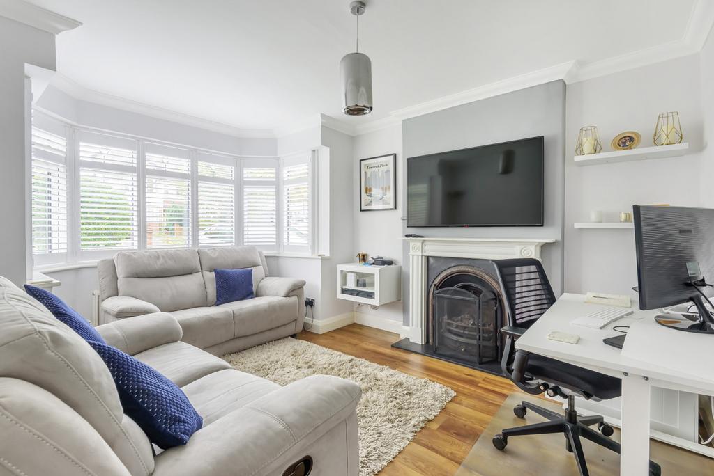 Woodlands Avenue, West Byfleet, KT14 3 bed semidetached house £2,295