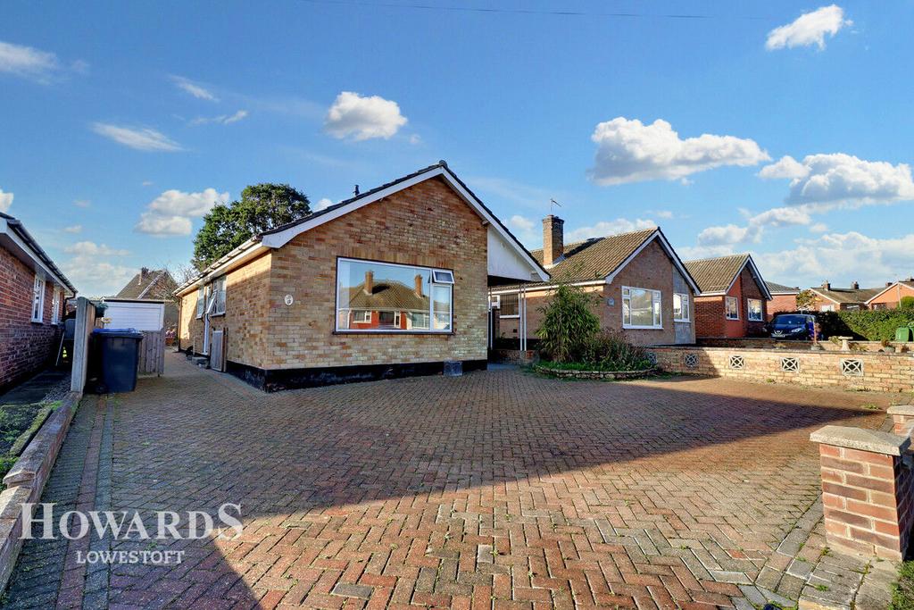 June Avenue, Lowestoft 3 bed detached bungalow £260,000