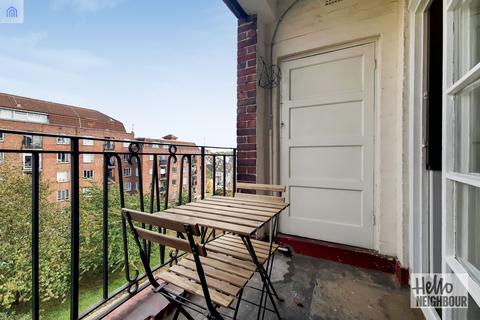 3 bedroom apartment to rent, Vermont Road, London, SW18