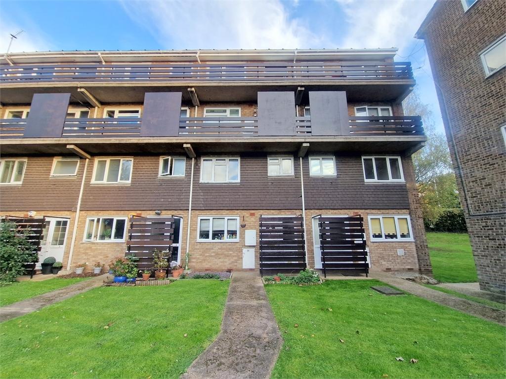 Rise Park Parade, Romford, Romford, 2 bed £1,450 pcm (£335 pw)