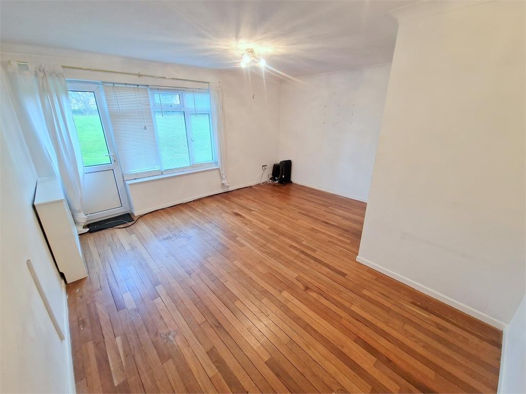 Rise Park Parade, Romford, Romford, 2 bed £1,450 pcm (£335 pw)