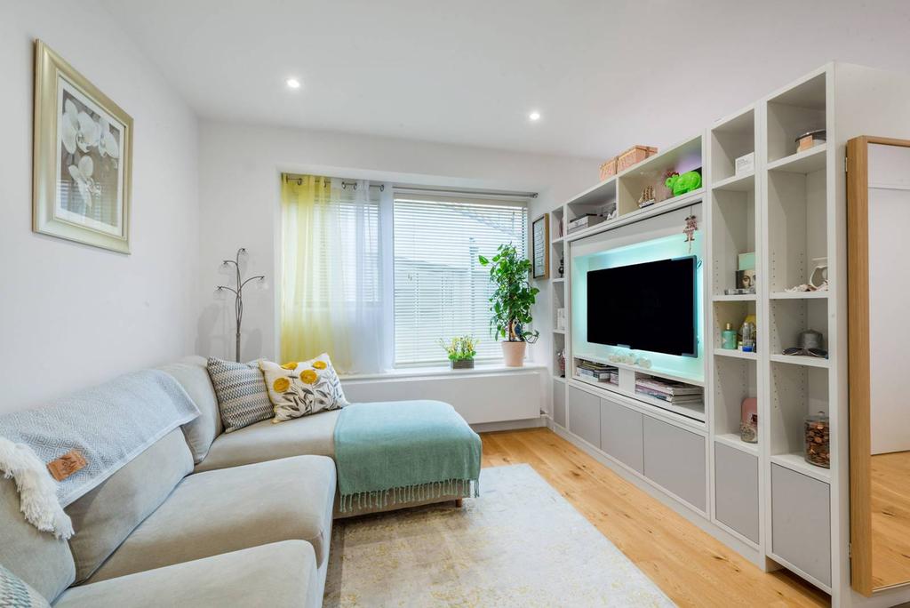Balfour Road, Hounslow, TW3 1 bed flat £1,400 pcm (£323 pw)