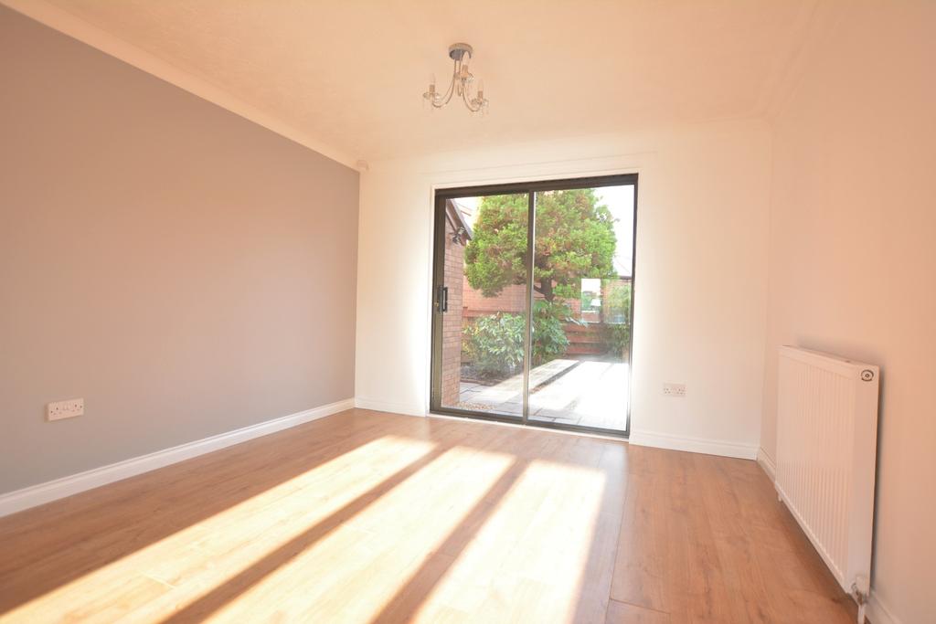 Dawson Avenue, Alloa, Stirlingshire... 5 bed detached house £1,195