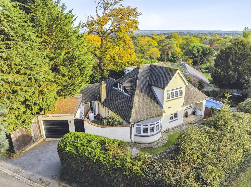 Mount Road, Hook Heath, Woking, Surrey, GU22 4 bed detached house for