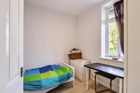 27b Trinity Crescent, London, SW17 7AG