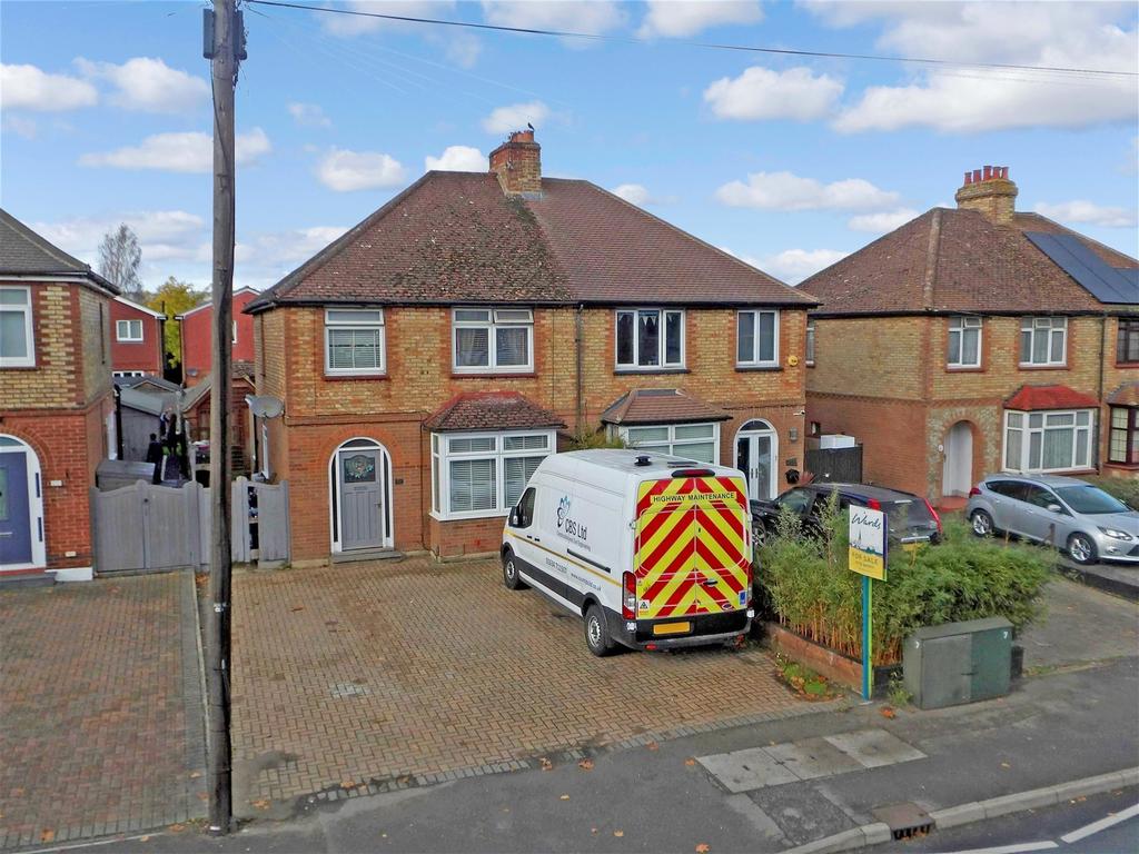 New Hythe Lane, Larkfield, Kent 3 bed semidetached house £420,000