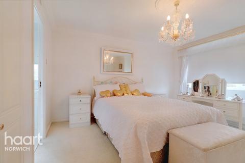2 Broom Close, Taverham, Norwich, NR8 6FS