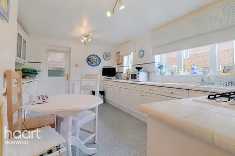 2 Broom Close, Taverham, Norwich, NR8 6FS