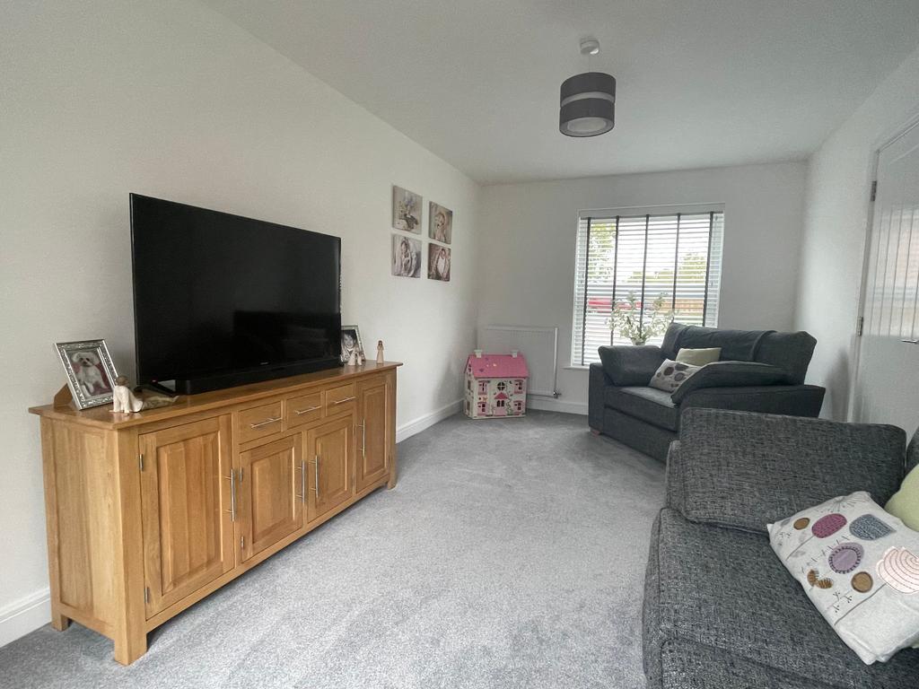 Kemp Drive, Husbands Bosworth, Lutterworth, LE17 6RE 3 bed semi