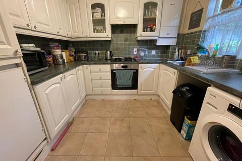 2 bedroom flat to rent, Cricketers Close, Southgate