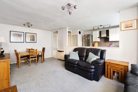 2 bedroom apartment for sale - Queenswood Gardens, Aldersbrook