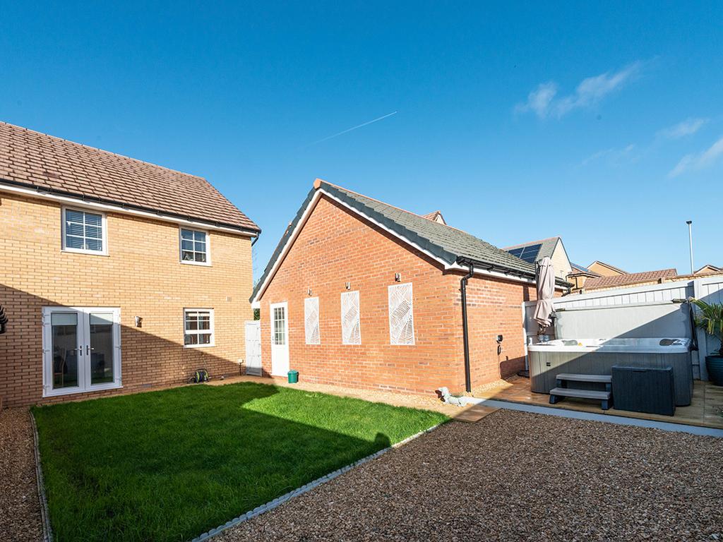 Coat Hay Drive, Martock, Somerset, TA12 4 bed detached house £375,000