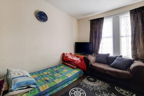 2 bedroom flat for sale - Buxton Road, Walthamstow, London, E17