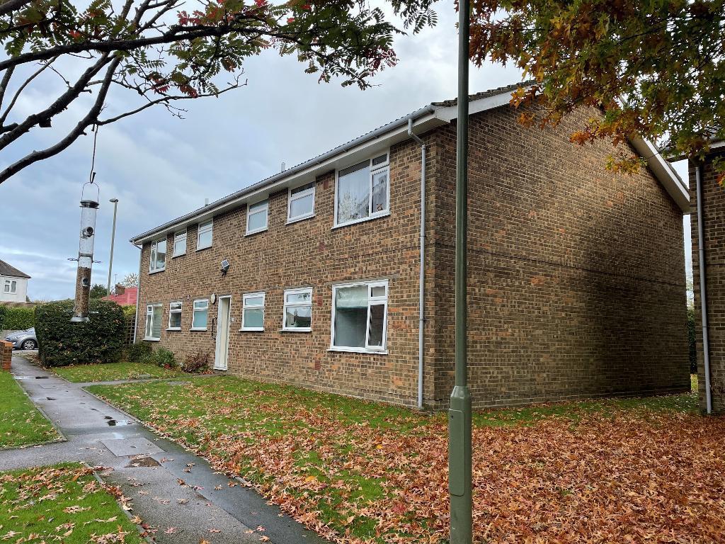 Banstead Road, Caterham, CR3 5QH 2 bed flat £1,250 pcm (£288 pw)