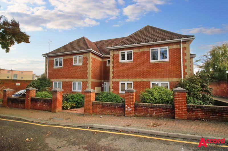 Haywards Court, Milton Road, Brentwood 2 bed apartment £1,200 pcm (£
