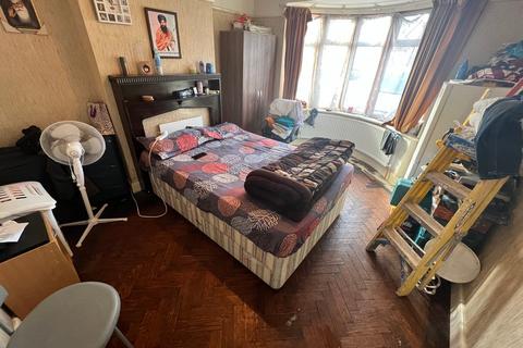 4 bedroom terraced house to rent, Ash Grove, Hounslow, TW5
