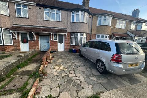 4 bedroom terraced house to rent, Ash Grove, Hounslow, TW5