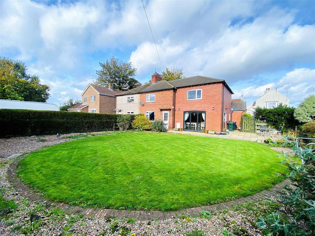 Sand Lane, Osgodby, Selby 3 bed semidetached house £270,000