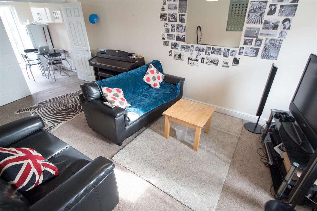 Burley Lodge Road, Hyde Park, Leeds, LS6 1QP 4 bed terraced house £